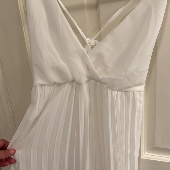 Simple white dress - perfect for a beach cover up - Picture 4 of 8